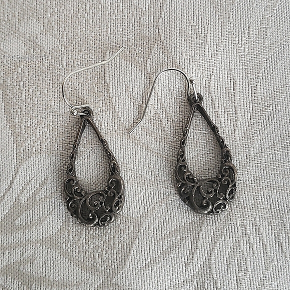 Silver tone earrings NEW FREE with  any Purchase. - Picture 1 of 3